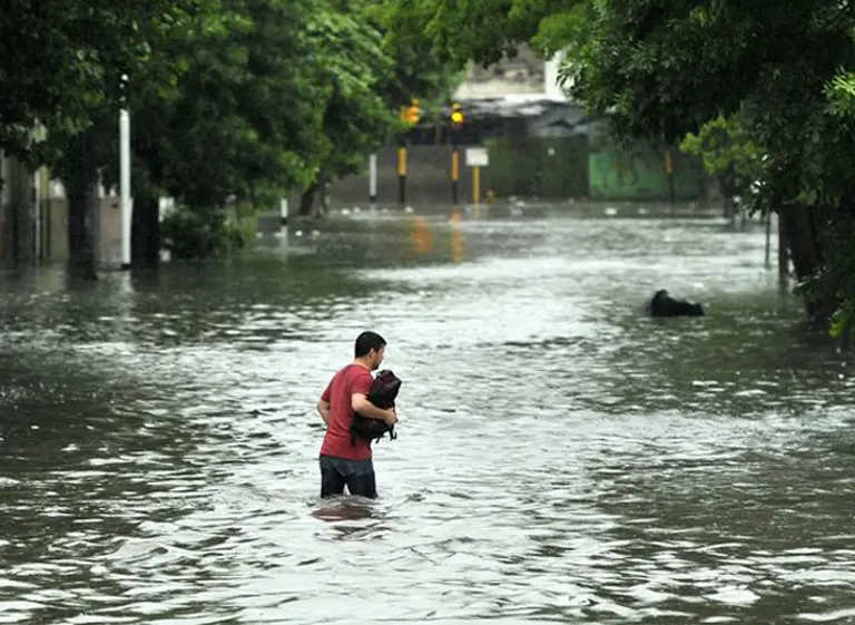 Ministro de Scioli dijo que "Dios es justo" por inundarse barrio cerrado