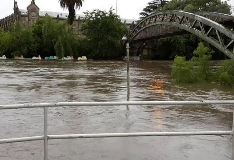 Luján en alerta: el rí­o crece 20 cm por hora y ya superó los 3,90 metros