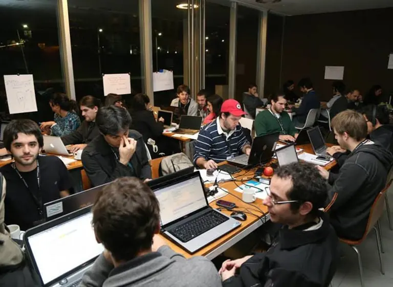 "Programación para todos": con Ginobili y Pergolini, el Gobierno quiere que alumnos aprendan informática