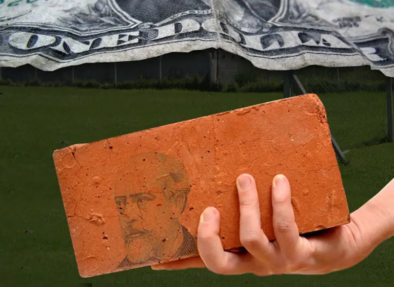 El costo en dólares de edificar es el más bajo en seis años y alienta la compra de lotes en pesos