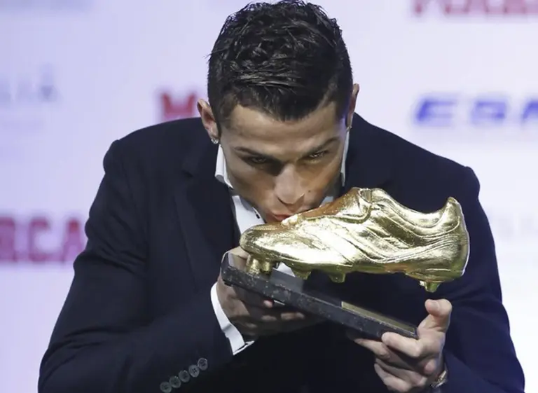 Cristiano Ronaldo recibió su tercer Botí­n de Oro e igualó a Messi