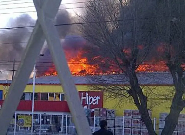 Un incendio destruyó comercio de diputado opositor en Santa Cruz y acusan a Máximo Kirchner