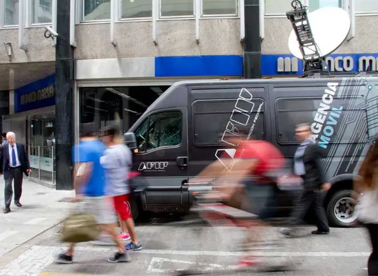 Con 71 allanamientos siguió la "caza de brujas" en la city pero el blue salió de su letargo y subió a $13,15