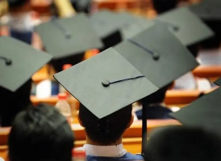 Un universitario se graduó con trabajos escritos por un robot de Elon Musk