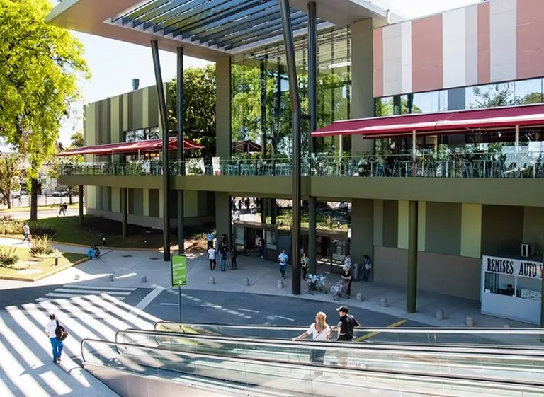 Carrefour se diversifica y debuta en el negocio de los shopping centers