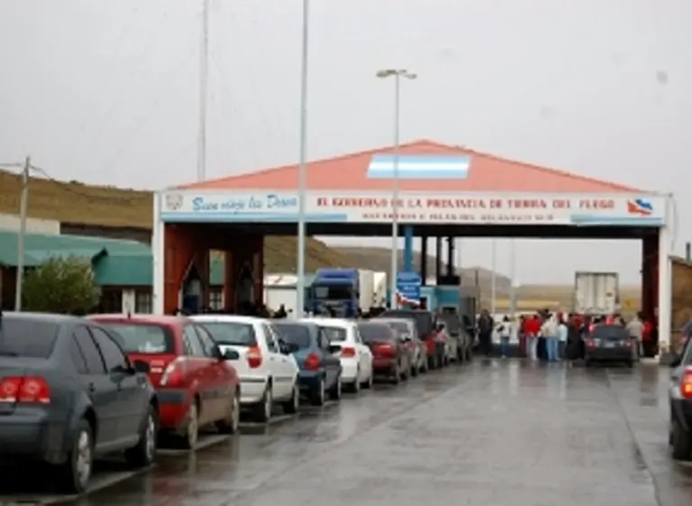 Controversia en Tierra del Fuego: Chile exigirá un seguro a autos argentinos