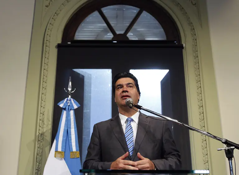 Capitanich, sobre la foto de Daniel Scioli en el espacio de Clarí­n: "O están de este lado o están del otro lado"