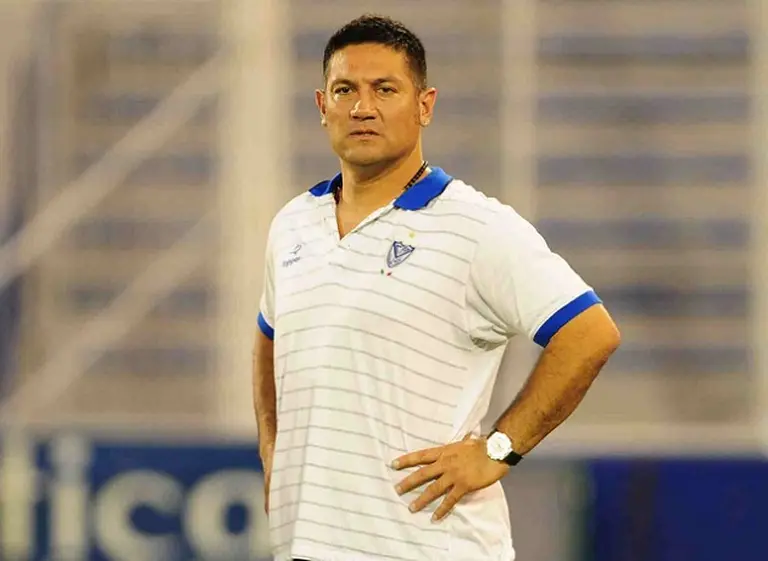 Vélez comunicó que el Turu Flores dejó de ser su DT