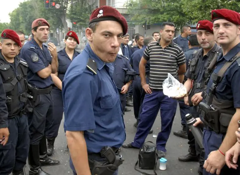 Habrá multas y prisión para policí­as o gendarmes que se acuartelen