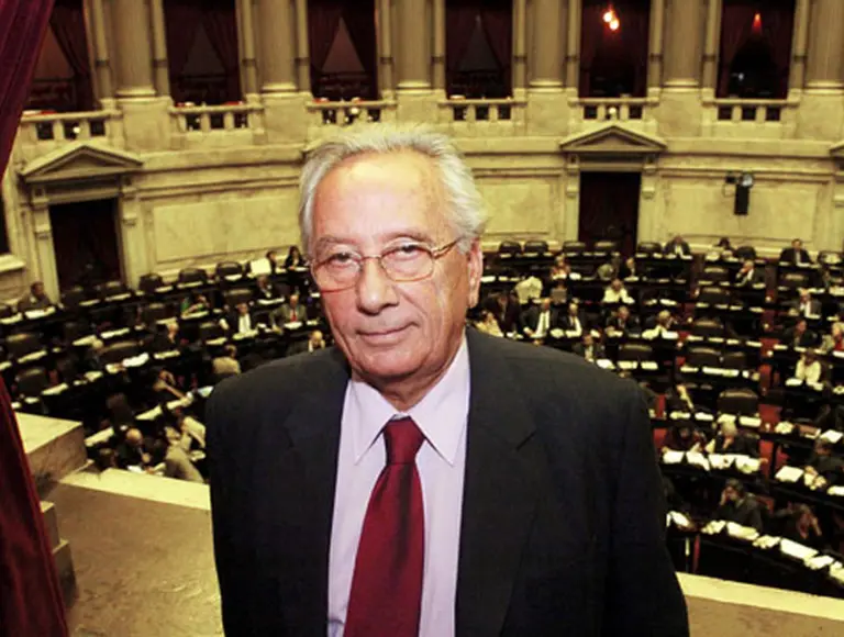 Recalde pidió que se llame a sesiones extraordinarias y rechazó cesantí­as "a priori" en el Estado