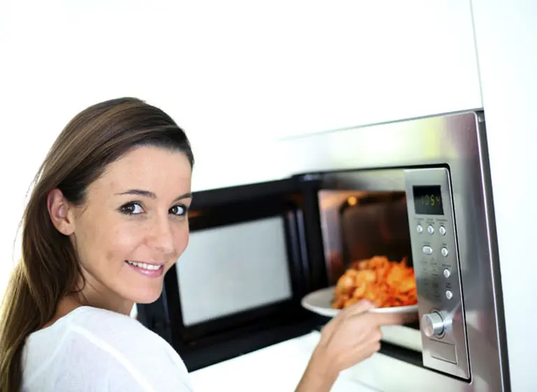 ¿Qué les pasa a los alimentos en el microondas?
