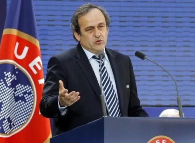 A pesar del rechazo de la FIFA, Platini insiste en la tarjeta blanca