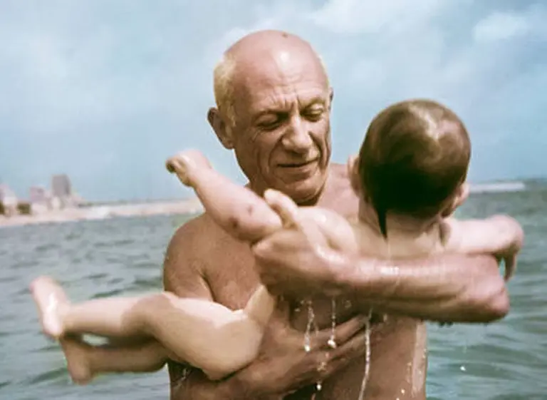 Pablo Picasso juega junto a su hijo. Â© Robert Capa/International Center of Photography