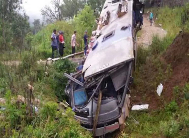 Desbarrancó un micro que iba de Posadas a Brasil: hay 9 muertos y 30 heridos