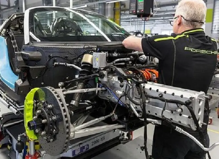 Así­ se fabrica el Porsche más caro de toda la historia