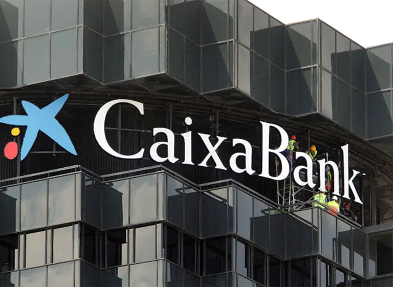 En medio de la crisis, acciones de bancos catalanes caen más de 6% en la bolsa madrileña