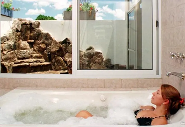 De cada $100 que paga el clientes en hoteles y restaurantes, $40 se va para los impuestos