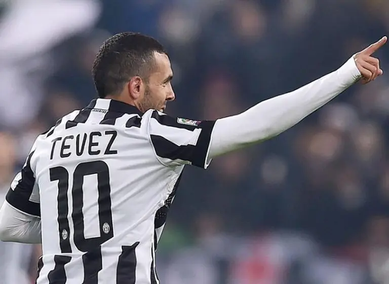 Carlitos Tevez salió a aclarar que es tan amigo de Daniel Scioli como de Mauricio Macri