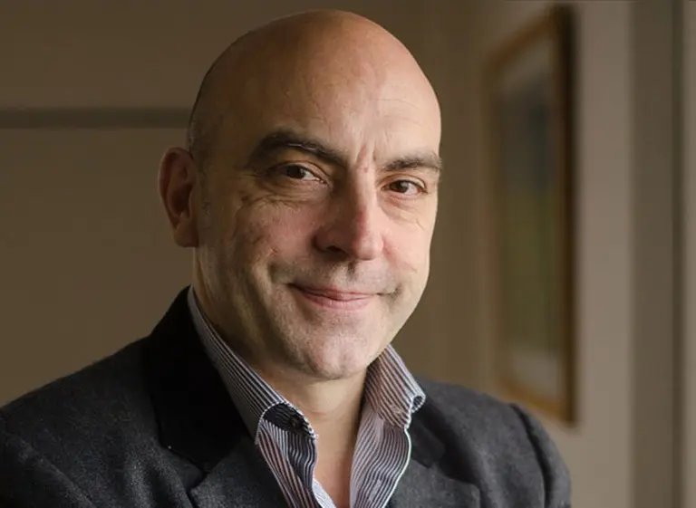 Familiares y amigos despidieron los restos del economista Tomás Bulat