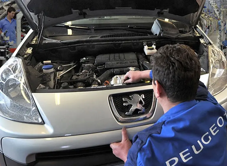 Por desplome en ventas internas y el "efecto Brasil", Peugeot redujo 1.000 puestos de trabajo en los últimos meses