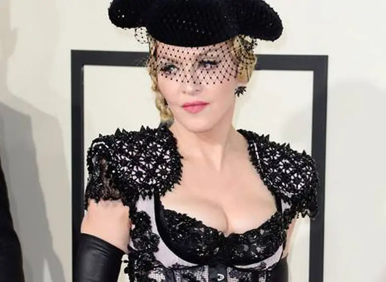 Madonna se destapó en la alfombra roja de los Grammy y mostró la cola