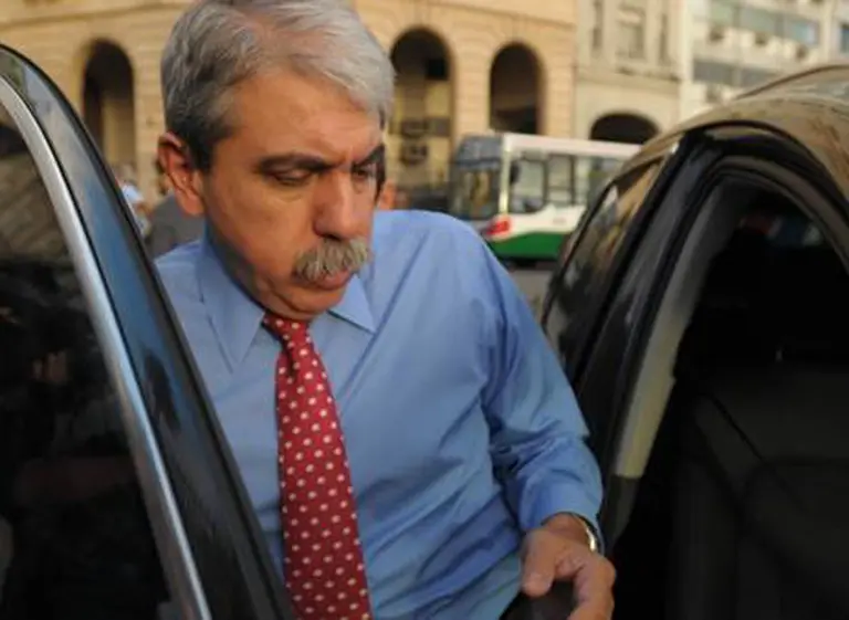 En su primer dí­a como jefe de Gabinete, Aní­bal F. ratificó que es precandidato a la Presidencia