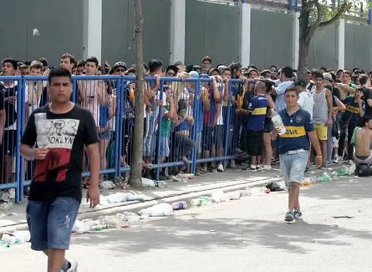 Hinchas de Boca realizan largas filas para comprar entradas remanentes