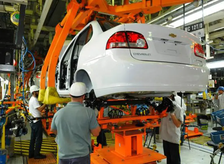 Las fábricas de autos operan en su nivel más bajo en seis años
