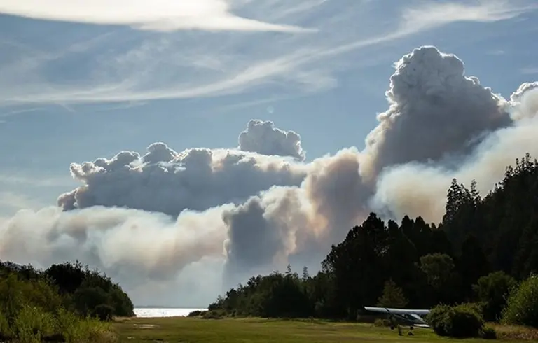 Los millonarios negocios inmobiliarios detrás de los incendios en Chubut