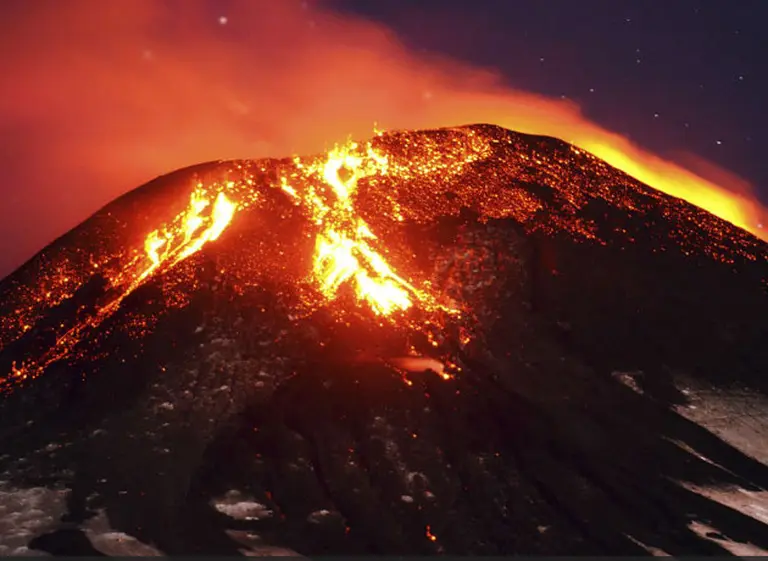 Alerta roja: entró en erupción un volcán chileno y en la Patagonia ya toman medidas