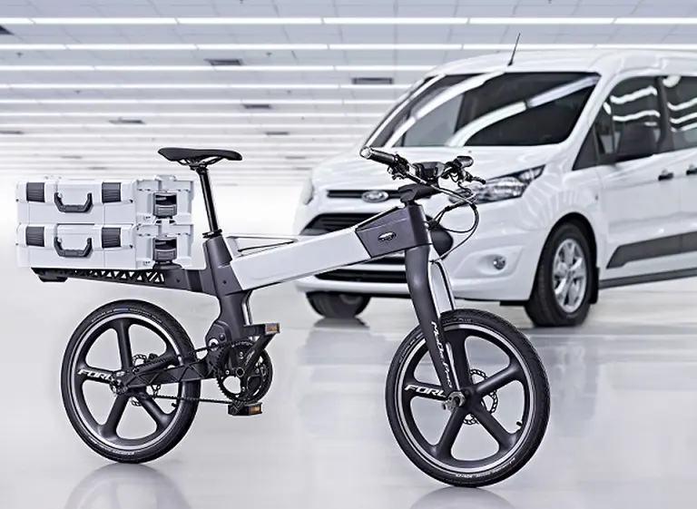 Ford presentó una bicicleta plegable y patenta el proyecto de un auto que pueda quedar en dos ruedas