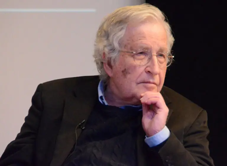 El reconocido intelectual Noam Chomsky cargó contra los buitres y dijo que la deuda "no es legí­tima"