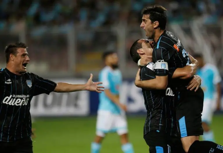 Racing le ganó al Sporting Cristal en Lima y quedó muy cerca de la clasificación a los octavos de final