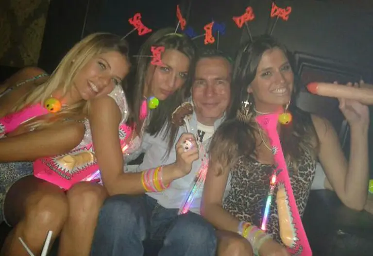 Aparecieron afiches con la foto de Alberto Nisman rodeado de mujeres