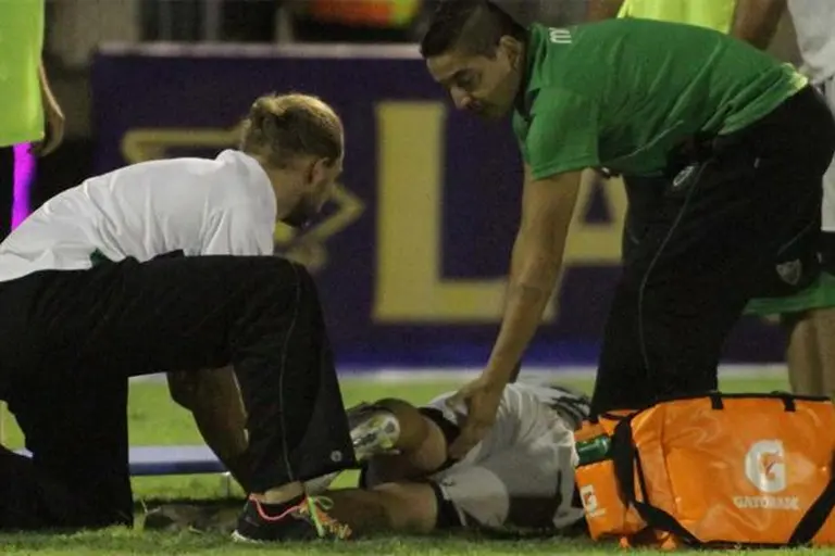 La brutal patada de Orión que le costó la roja por fracturarle la tibia y peroné a Bueno