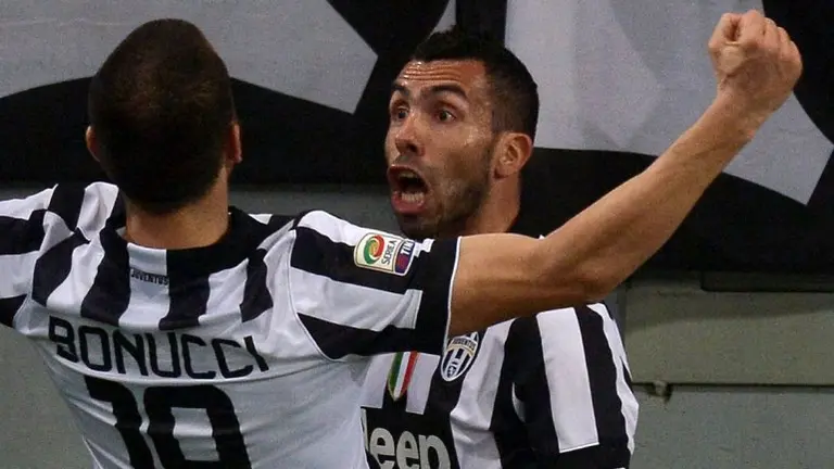 Tevez celebró el tí­tulo 20 de su carrera con un emotivo mensaje a su familia