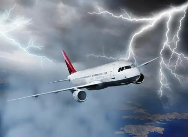 ¿Qué ocurre si un rayo impacta sobre un avión?