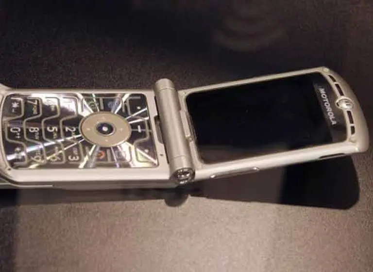 Los anticuados móviles "flip" aumentan sus ventas en Japón