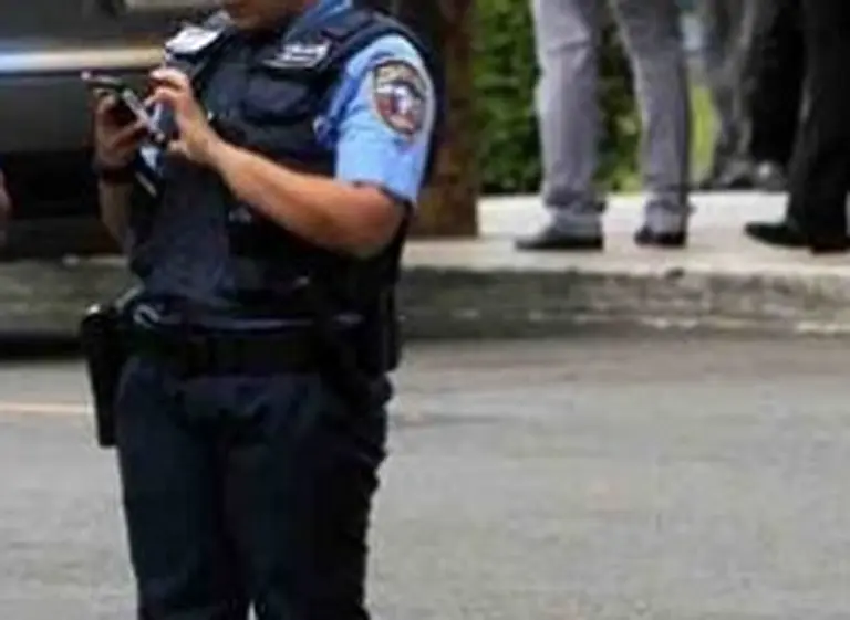 Prohí­ben a policí­as bonaerenses usar el celular mientras trabajan