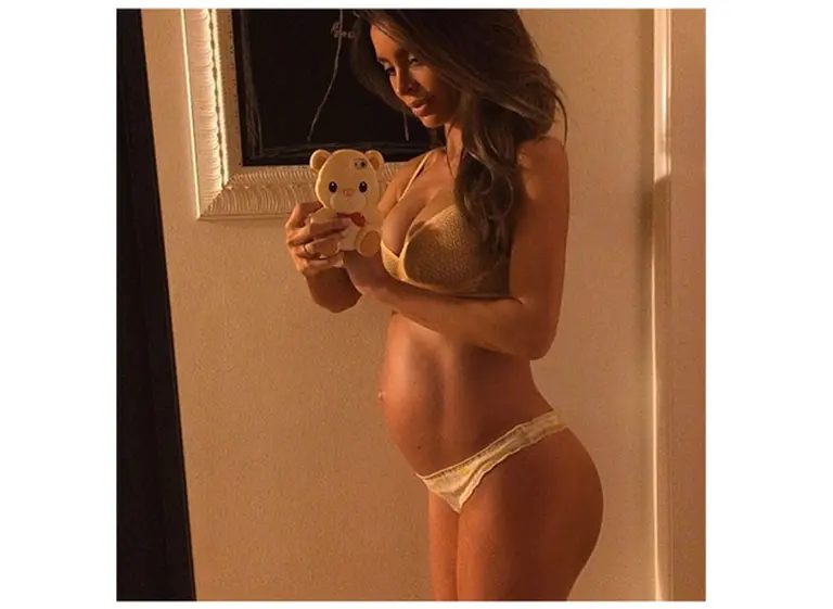 La modelo embarazada "sin panza" dio a luz a un bebé sano
