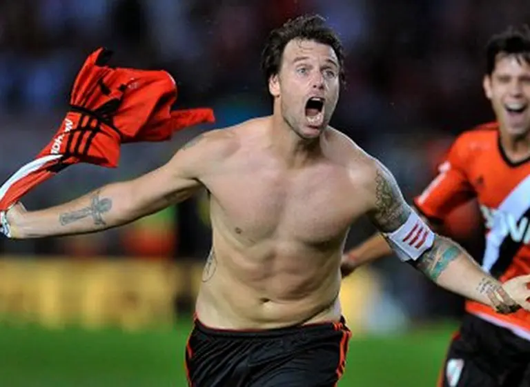 El golazo de taco de Cavenaghi, que se convirtió en el 10mo máximo artillero de River