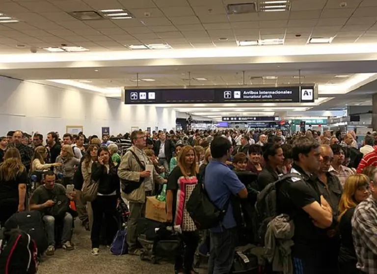 Aerolí­neas Argentinas acude a la Justicia para frenar el paro que afecta a 40 mil pasajeros