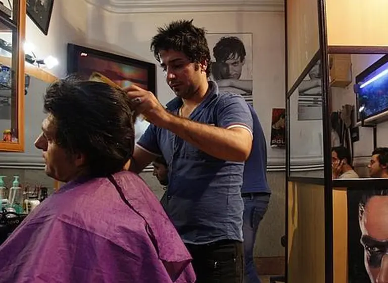 Irán prohí­be la depilación de cejas masculinas y los tratamientos de bronceado