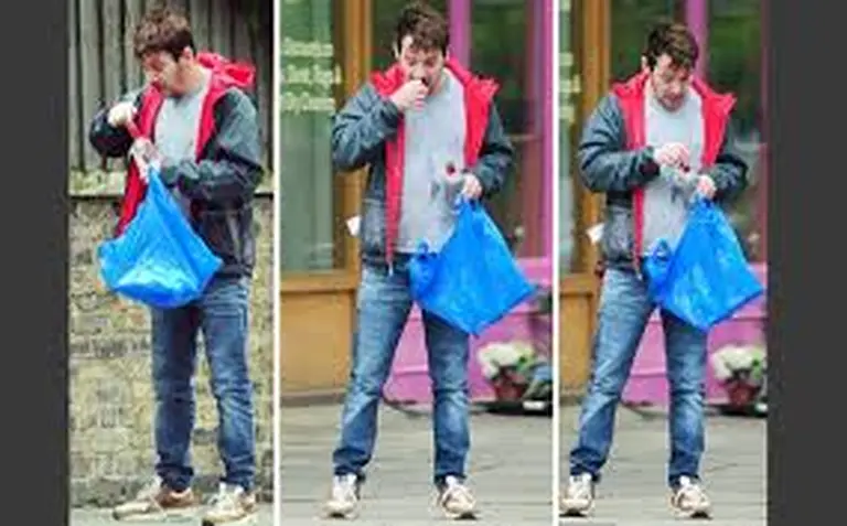 Famoso actor británico fue fotografiado en Londres, consumido por el alcohol