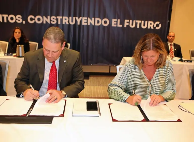 Red Ilumno y Siglo 21 ofrecerán programas de capacitación de la Universidad de Barcelona