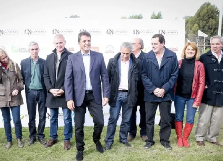El massismo vivió un dí­a de furia, cruzado por versiones de todo tipo