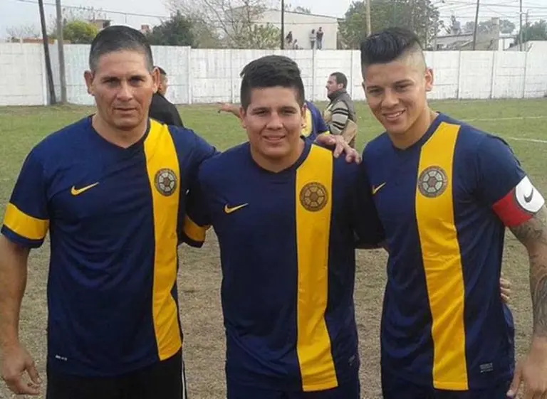 Marcos Rojo volvió al barrio y se jugó un picado con su gente