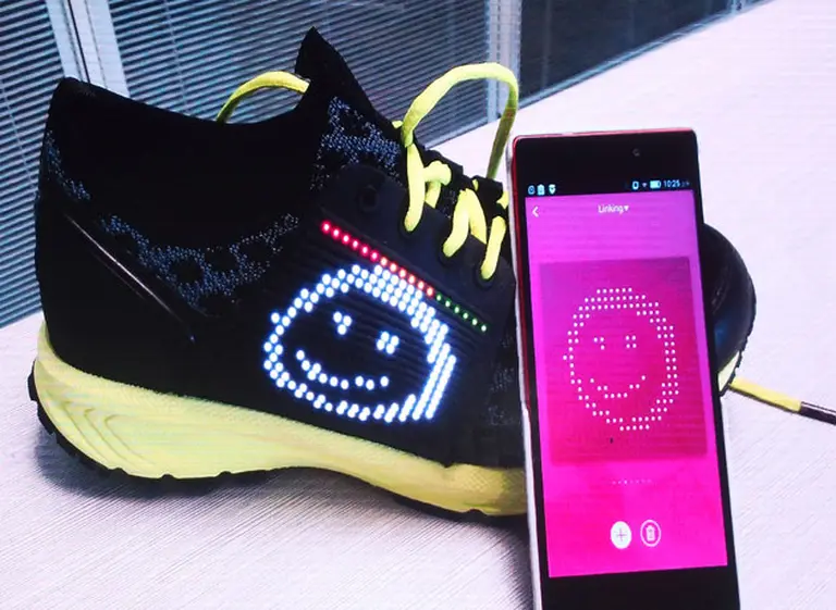 Lenovo se reinventa con teléfonos móviles que proyectan pantallas interactivas y con zapatos "inteligentes"