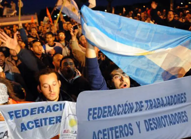 El Gobierno admitió que los aceiteros tendrán aumentos salariales por encima del "techo Kicillof" del 27%