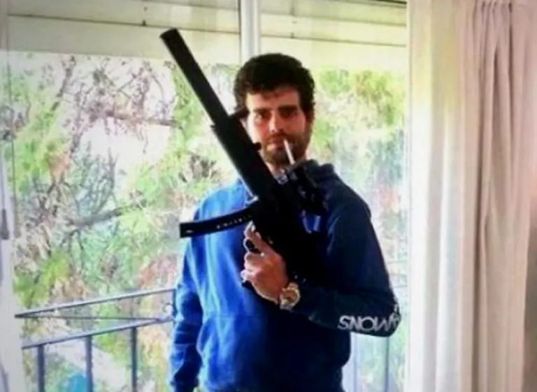 Otro escándalo de Carlitos Nair Menem: lo detuvieron con drogas y un fusil